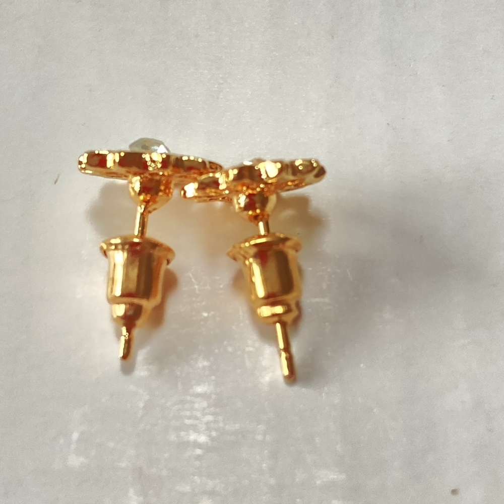 Glamorous BNWT Golden Flower Stud Earrings with Sparkling Crystal Accents - Picture 5 of 10